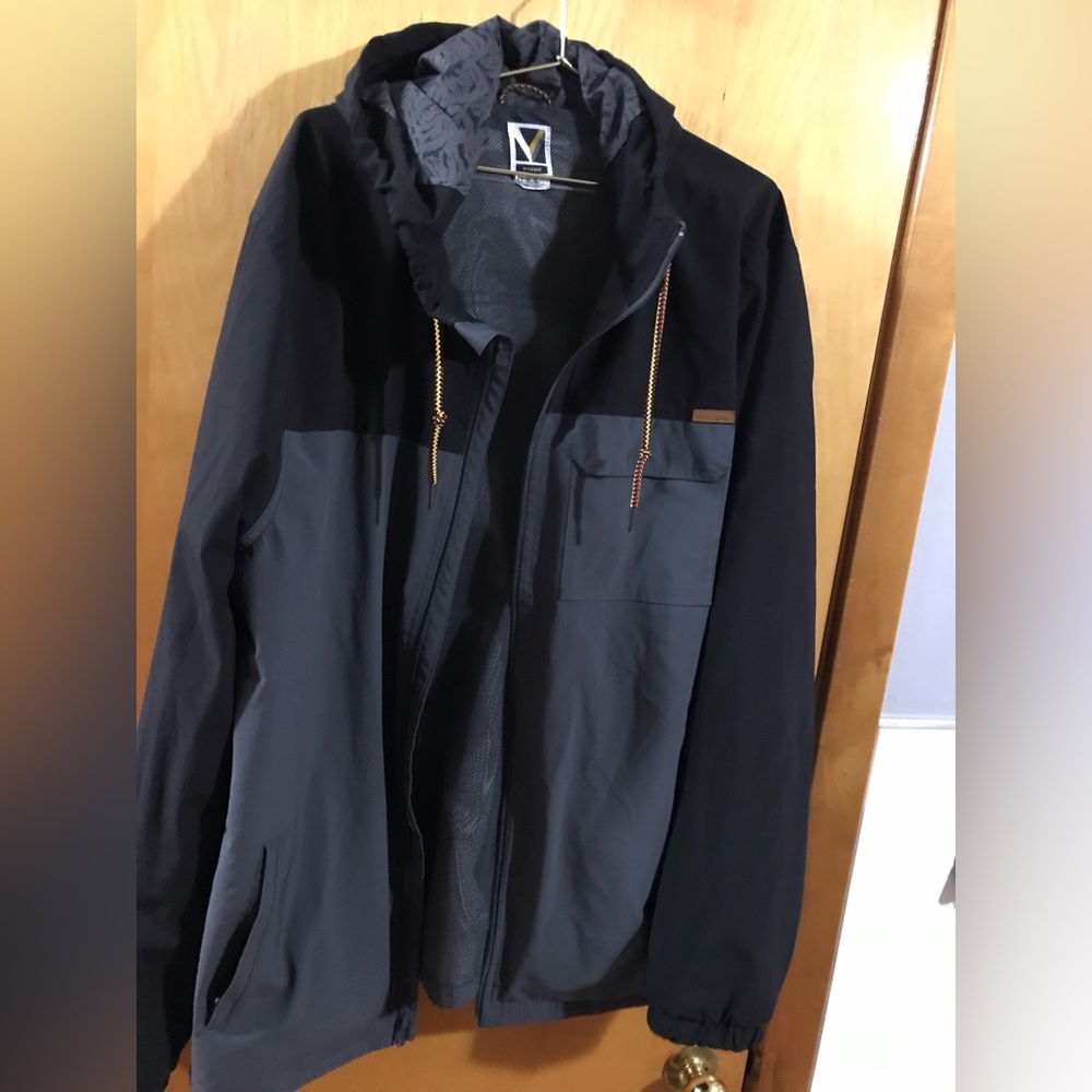 Hooded jacket, zip up side pockets and drawstring around the neck. Zipper front